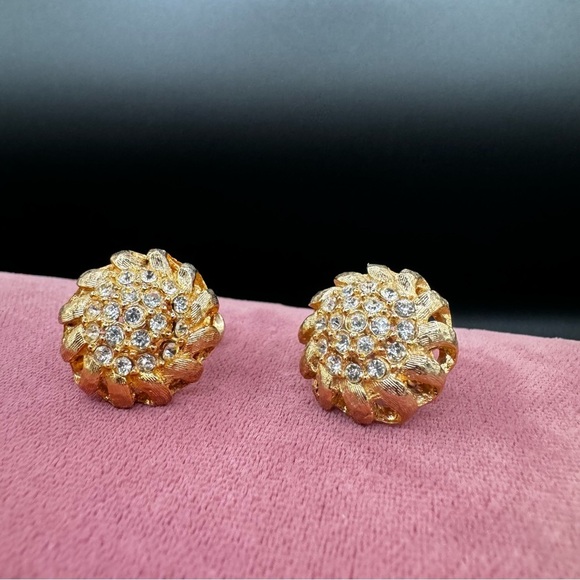NWT Vintage Sparkly Gold Tone Dome Shaped Screw back Earrings - Picture 8 of 14